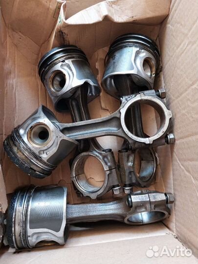 Поршни в сборе с шатунами D4CB