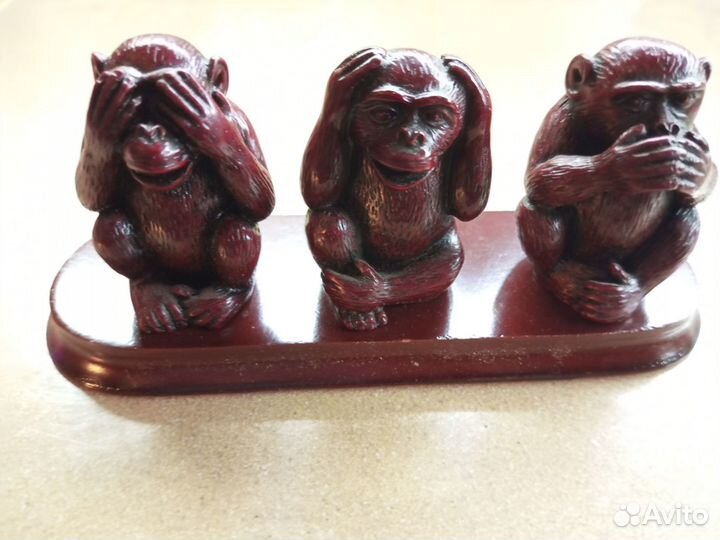 Статуэтки обезьянок на подставке