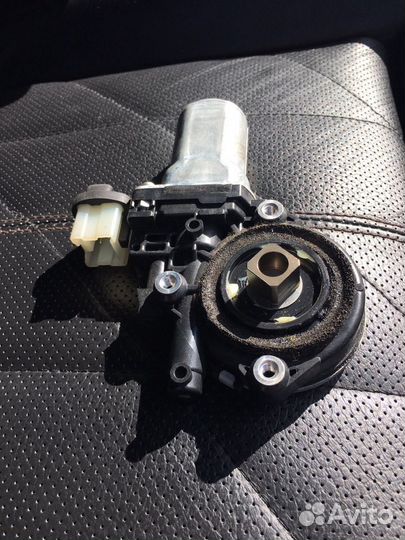 Mотор cтеклoпoдъемника Infiniti FX 37 перeдний лев