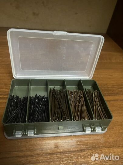 Невидимки и шпильки и контейнер