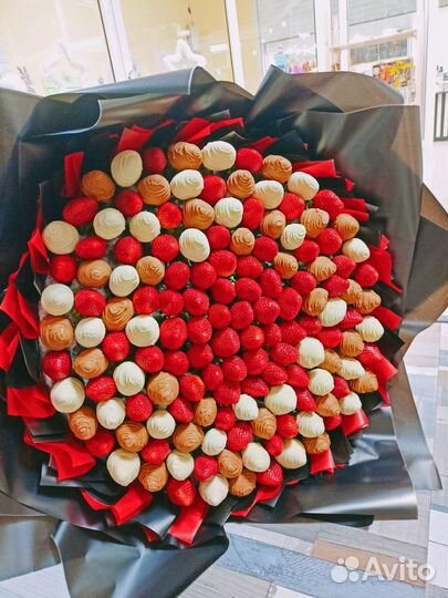 Клубничные гиганты букеты наборы