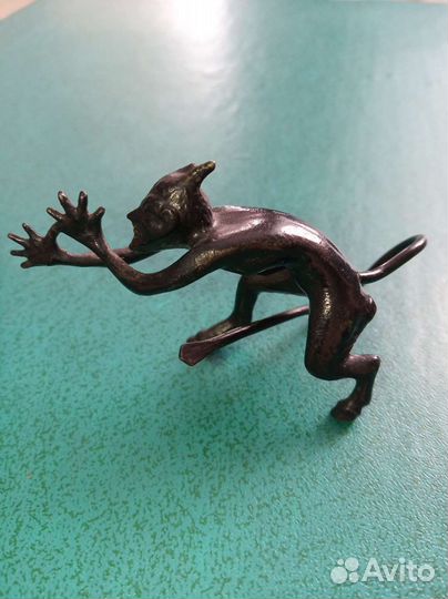 Статуэтка чертик