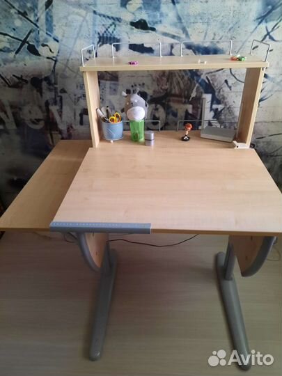 Детский письменный стол и стул
