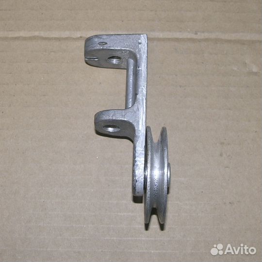 Ролик стеклоподъемника маз нижний в сборе с кроншт