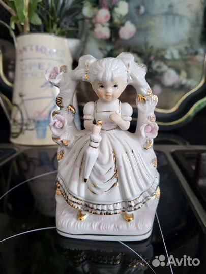 Фарфоровая статуэтка