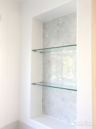 Полка стеклянная в ванную