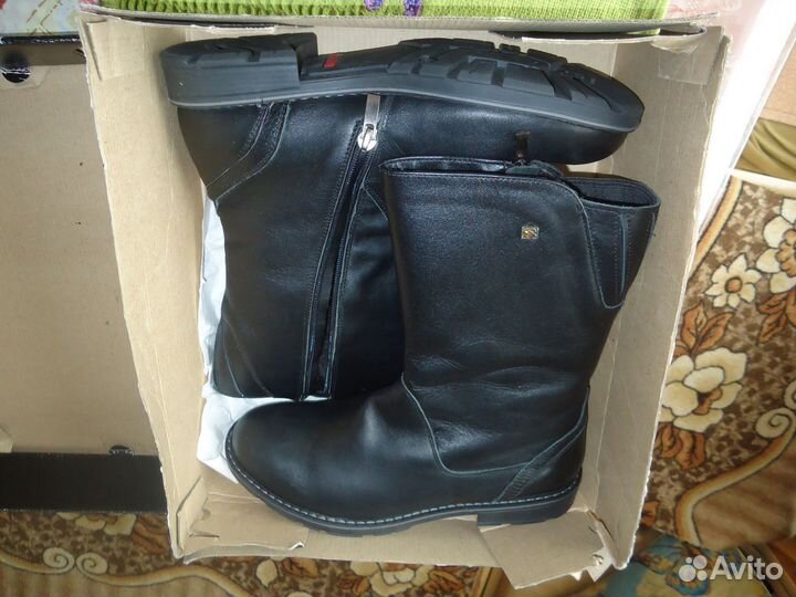Сапоги жен. новые в упак 39р,натураль/кожа,не скол
