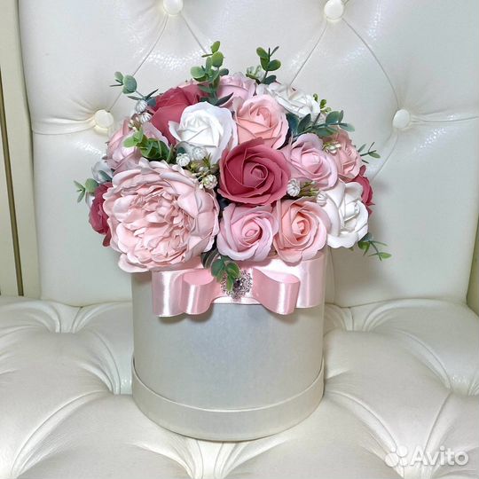 Букет из мыльных роз и пиона в коробке, открытка