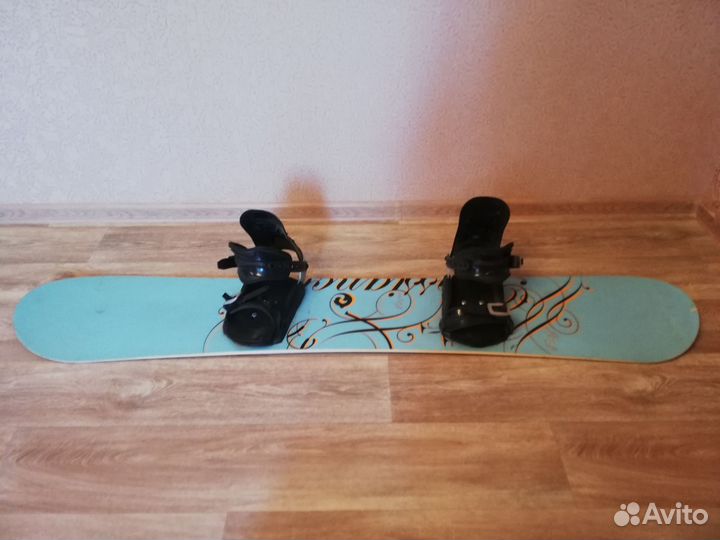 Сноуборд с креплениями и ботинки