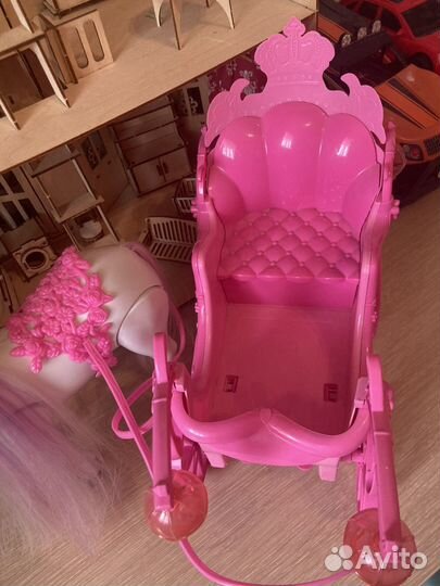 Карета с лошадью и куклой