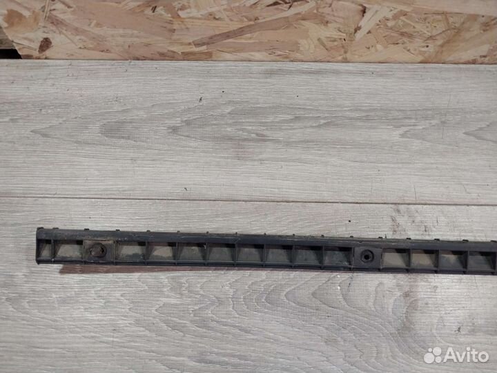 Направляющая заднего бампера Volkswagen Passat B5