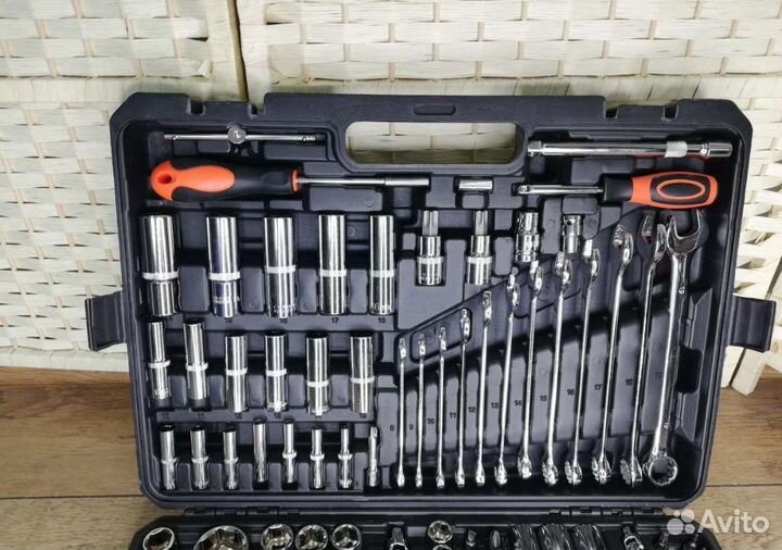 Набор инструментов ключей в чемодане