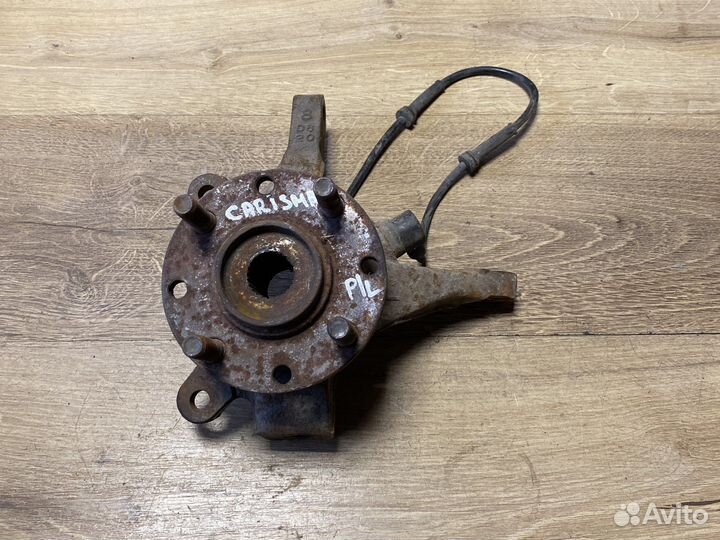 Mitsubishi carisma передняя левая ступица,кулак