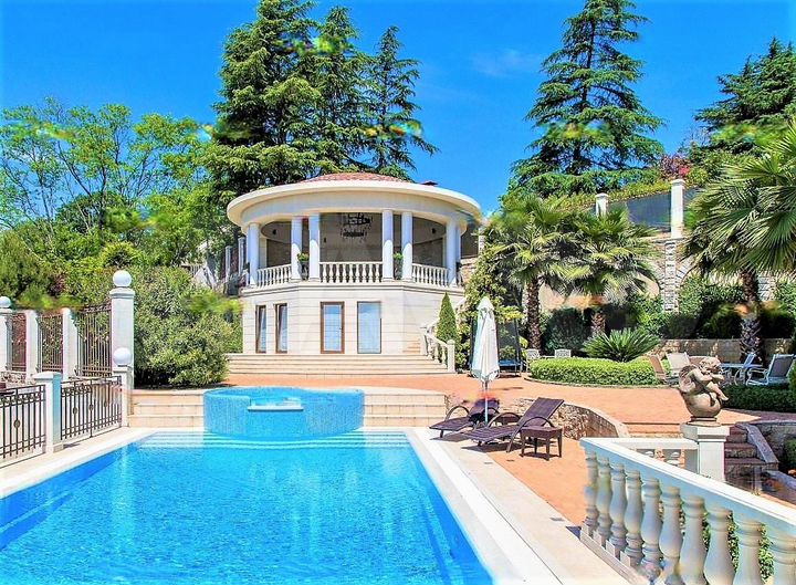 Дом 1000 м² на участке 40 сот.