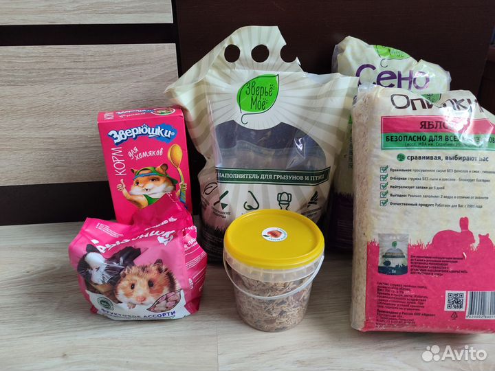Корм,наполнитель,опилки.Для хомяка