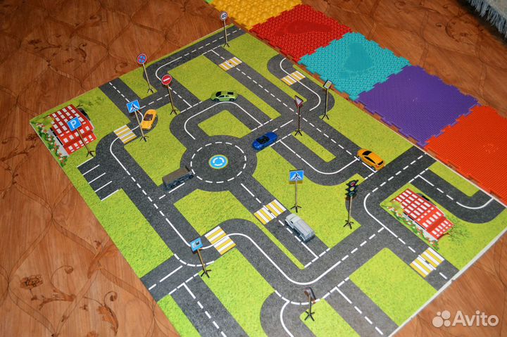 Игровой набор (дорога с дорожными знаками)