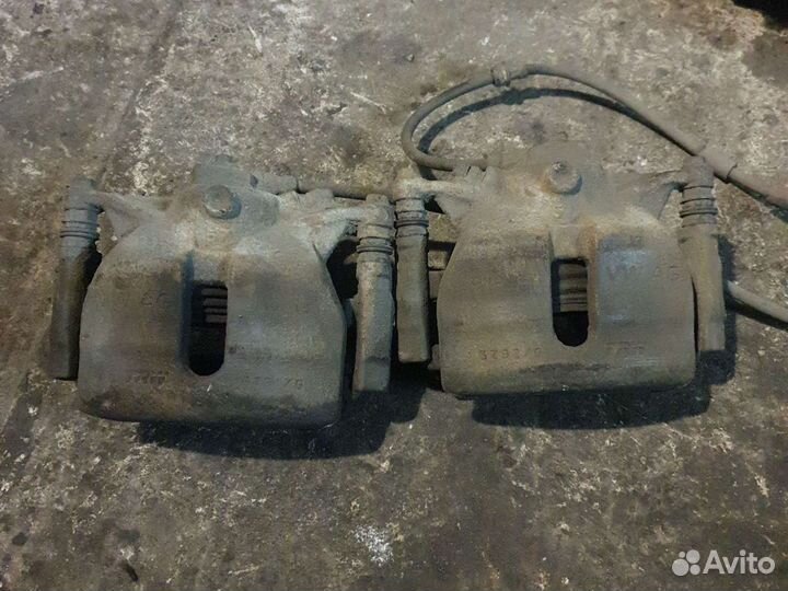 Передний правый суппорт шкода октавия А7 1.4 1.6