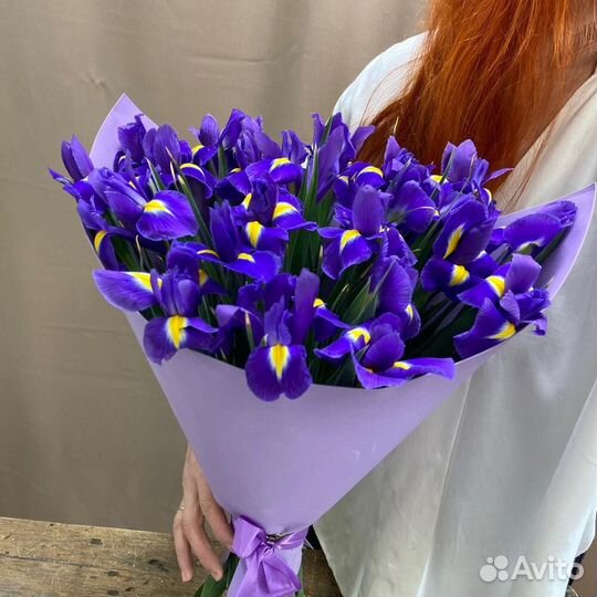 Букеты из ирисов и тюльпанов