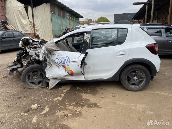 Автомобиль в разборе Renault Sandero Stepway (2 по