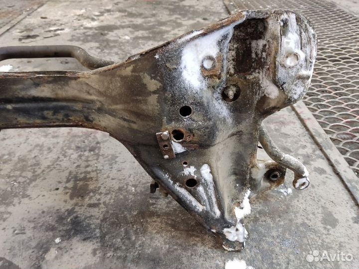 Балка подрамник передняя Mitsubishi Carisma DA