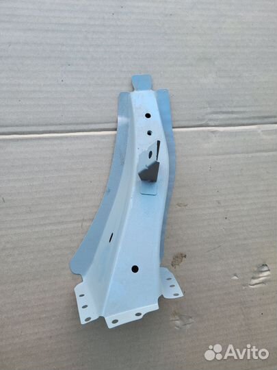 Кронштейн правого лонжерона hyundai Elantra