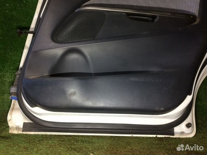 Дверь задняя правая Honda Stream RN1 Белая царапин