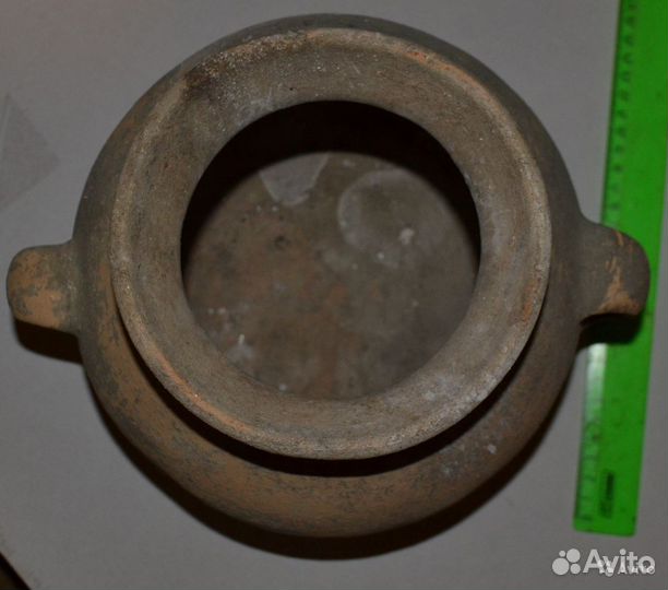 Средневековый керамический кувшин, целый