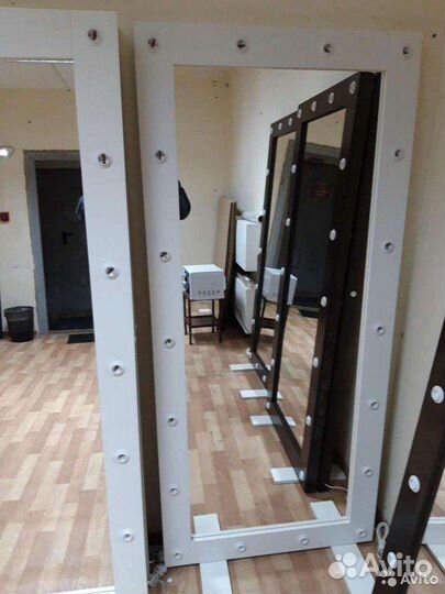 Гримерное зеркало с лампочками