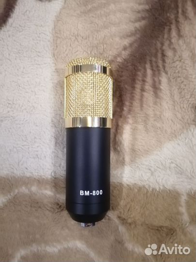 Студийный конденсаторный микрофон