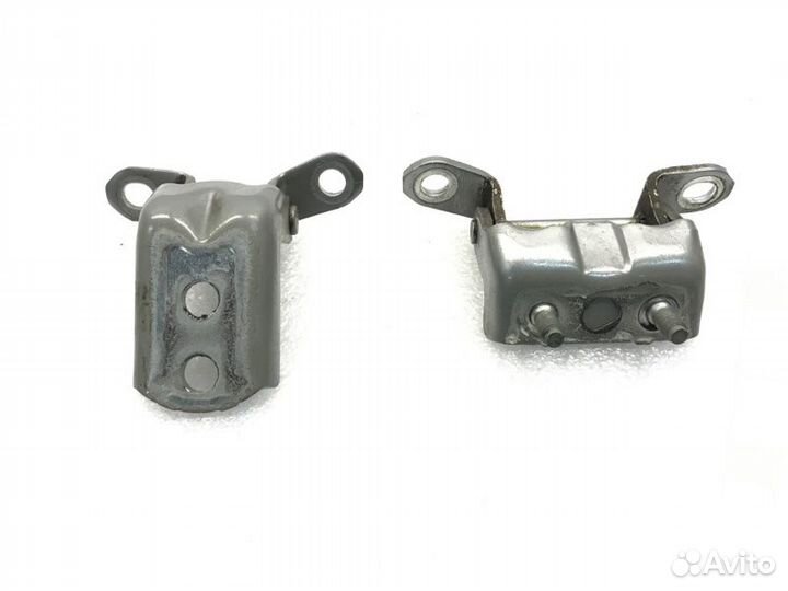 Петля двери задняя правая Nissan Qashqai 1.6 2009