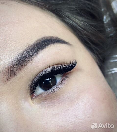 Наращивание ресниц в кресле-реклайнере