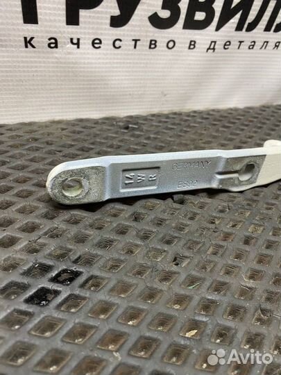 Петля капота правая Volvo FH4 82320177