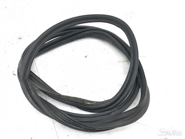 Уплотнительная резинка крышки багажника Subaru