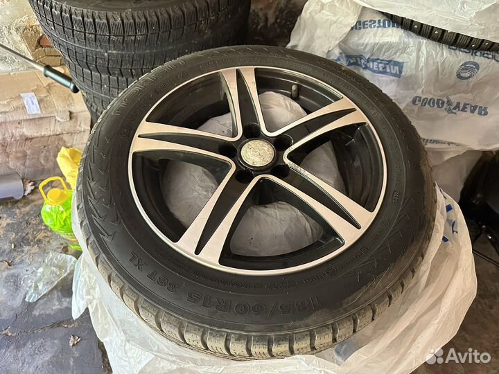 Комплект дисков с зимней резиной r15