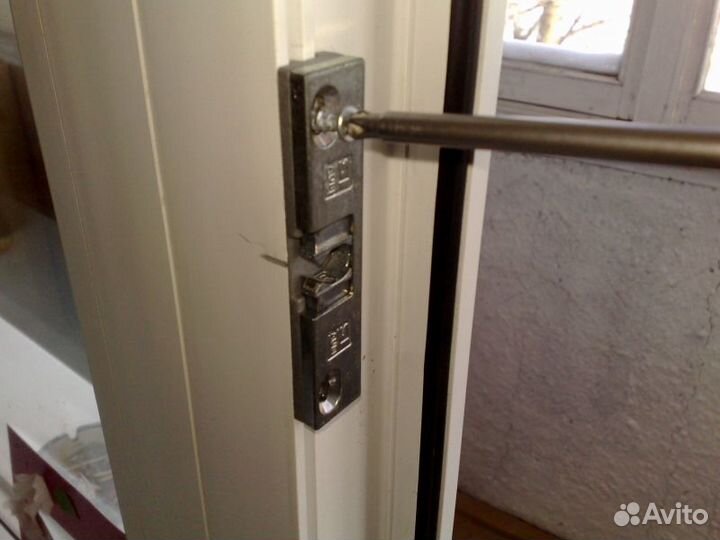 Защелка балконной двери и Ручка балконная