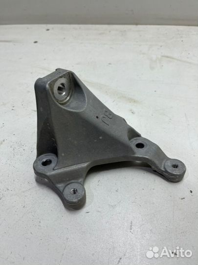 Крепление подушки двигателя переднее Toyota Camry