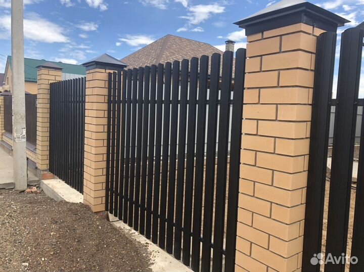 Забор из металлического штакетника Чёрный