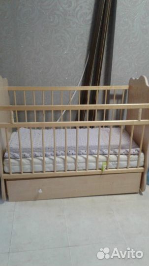 Детская кроватка с маятником и ящиком