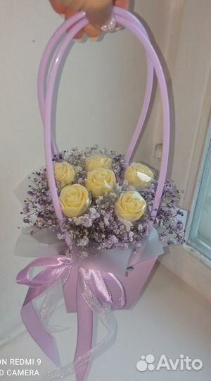 Букеты из живых и шоколадных цветов