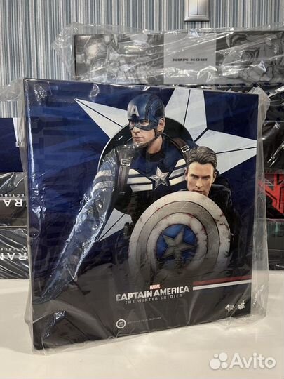 Hot toys Captain America & Steve Rogers set