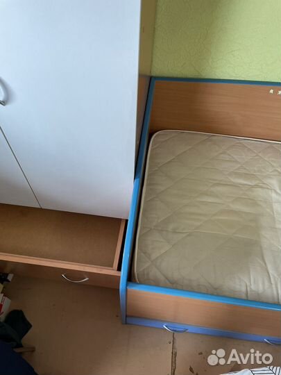 Продам детскую мебель с кроватью и матрасом