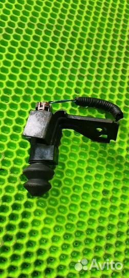 Концевик открывания капота Nissan Juke F15