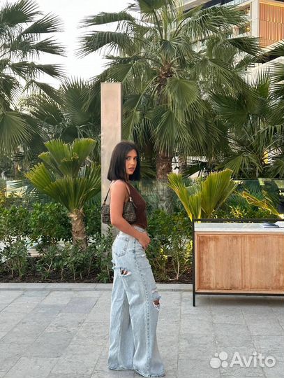 Джинсы с разрезами