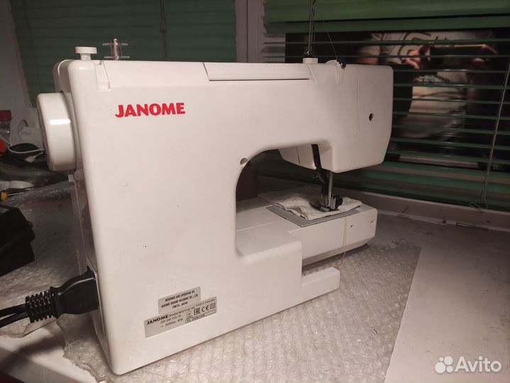 Швейная машина Janome