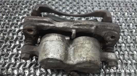 Суппорт тормозной передний правый cadillac escalad