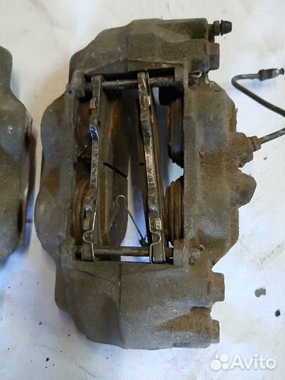 Суппорт передний левый Toyota Hilux 2005-2015