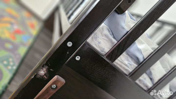 Детская кроватка с маятником