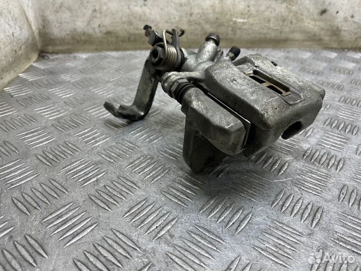 Суппорт тормозной задний правый Honda Accord 6