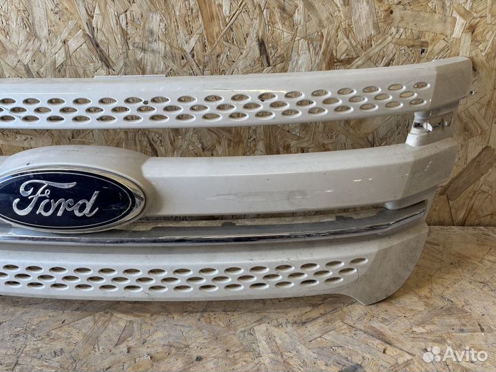 Ршетка радиатора Ford Explorer 5 2010-2015