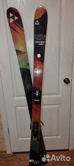 Горнолыжные ботинки и лыжи